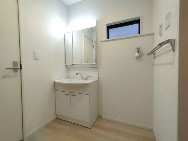 三郷市　戸ケ崎3丁目　新築戸建　全7棟の洗面所|明るく清潔な洗面室で一日を気持ちよくスタート