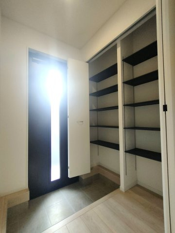 三郷市　戸ケ崎3丁目　新築戸建　全7棟の玄関|大容量シューズラックで玄関すっきり清潔