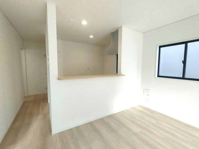 三郷市　戸ケ崎3丁目　新築戸建　全7棟の居間・リビング|家族の顔が見える対面キッチン