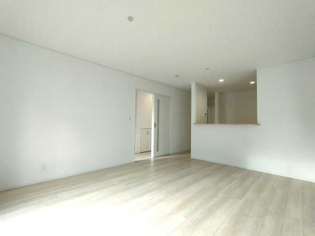 三郷市　戸ケ崎3丁目　新築戸建　全7棟の居間・リビング|子どもがのびのび遊べる、見守りやすいLDK