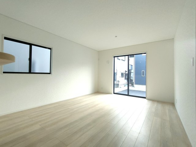 三郷市　戸ケ崎3丁目　新築戸建　全7棟の居間・リビング|お昼寝も安心のやわらかな陽だまり空間