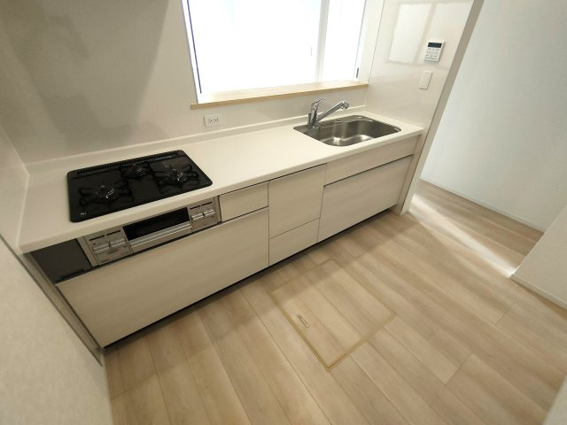 三郷市　戸ケ崎3丁目　新築戸建　全7棟のキッチン|明るく清潔なシステムキッチンで毎日を楽しく