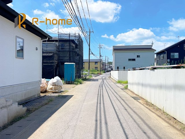 牛久市牛久町7期　新築戸建て　3号棟の前面道路含む現地写真|『今から見たい！』大歓迎です♪
お気軽にＲ－ｈomeまでお問い合わせください。