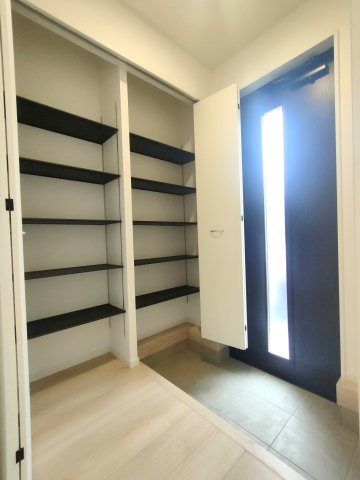 三郷市　戸ケ崎3丁目　新築戸建　全7棟の玄関|ゆったりとした玄関です