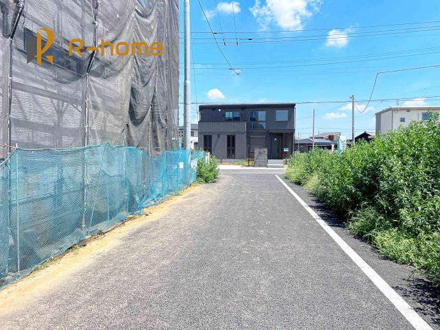 牛久市牛久町7期　新築戸建て　2号棟の前面道路含む現地写真|『今から見たい！』大歓迎です♪
お気軽にＲ－ｈomeまでお問い合わせください。