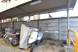 【駐車場】 | バイク置き場。空き区画の有無や駐輪料金、サイズおよび排気量規定などについては、改めてお問い合わせください。～即日のご見学可能～　お問合せはお気軽にどうぞ。
