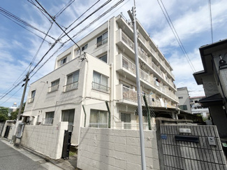 【外観】 | 青空によく映える建物です。手入れの行き届いた外壁やマンション正面エントランスなど、綺麗な姿をぜひ一度、現地にてご覧ください。～即日のご見学可能～　お問合せはお気軽にどうぞ。
