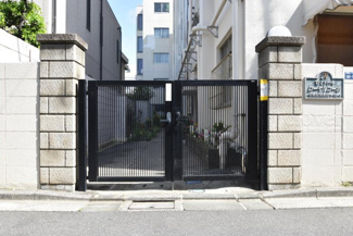 【エントランス】 | お客様を、そして住人を出迎えてくれるマンションのエントランス。ゴミが落ちていないことからも、管理状態の良さや住民の節度の高さが見て取れます。～即日のご見学可能～　お問合せはお気軽にどうぞ。
