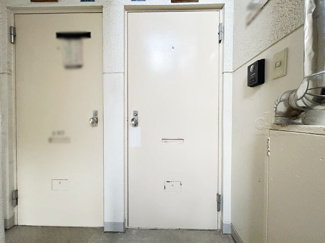 【その他共用部分】 | 皆様をお迎えする、お部屋の玄関ドア。開けやすさや開放角度、ドアノブの操作しやすさや鍵の形状などを、現地で一度ご確認ください。～即日のご見学可能～　お問合せはお気軽にどうぞ。