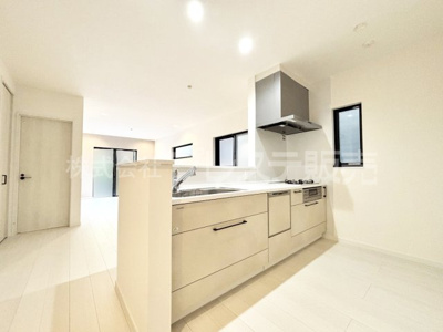 【キッチン】 | 奈良市学園朝日町の新築一戸建 全３区画 | 現地写真（２号地キッチン）人気の対面キッチン♪食器洗い乾燥機＆浄水器を標準装備！