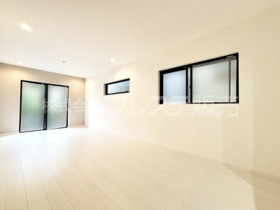 【居間・リビング】 | 奈良市学園朝日町の新築一戸建 全３区画 | 現地写真（２号地リビング）ＬＤＫは広々19.5帖！南東向きですので、陽あたり良好です♪