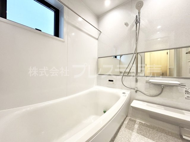 奈良市学園朝日町の新築一戸建 全３区画の浴室|現地写真（２号地浴室）浴室暖房乾燥機を標準装備！
