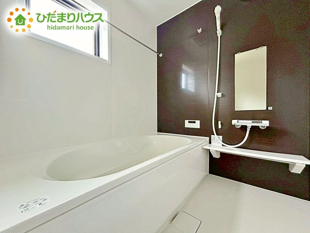 【浴室】 | ひたちなか高場10期　新築戸建 | 浴室には窓があり、換気が良好です。リラックスできるバスタイムを楽しむことができ、心地よい空間を提供します。
