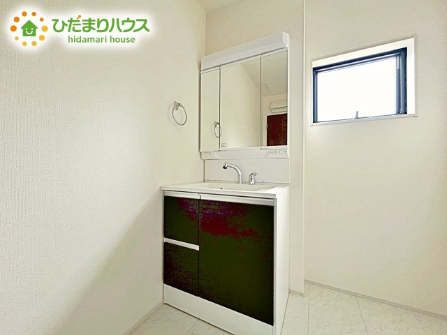 【独立洗面台】 | ひたちなか高場10期　新築戸建 | 三面鏡の大きな鏡は憧れます(^^♪ 鏡の後ろは収納となっていて、細かいものでも収納できるのでスッキリと整理できます！