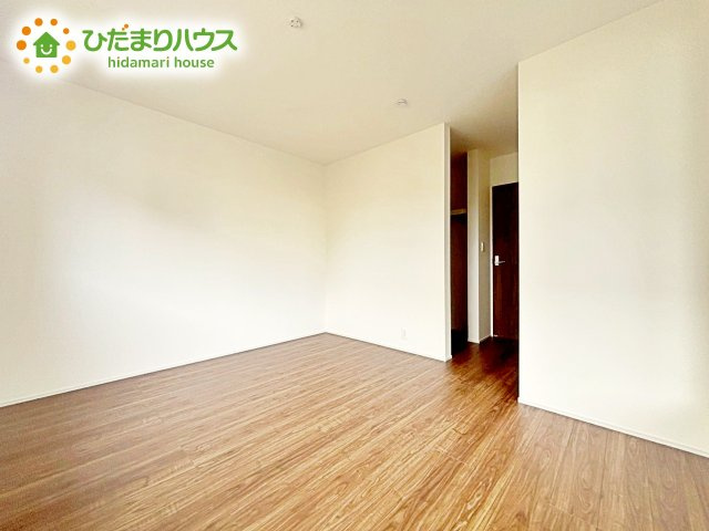 【寝室】 | ひたちなか高場10期　新築戸建 | バルコニーに面していて、たっぷり光りの入る明るい主寝室です！