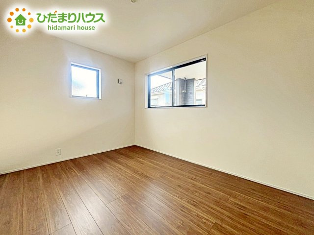【洋室】 | ひたちなか高場10期　新築戸建 | 二面採光の設計で明るい時間帯は陽が入り、リラックス出来るお部屋となっています。