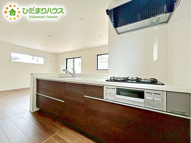 【キッチン】 | ひたちなか高場10期　新築戸建 | 3口コンロが嬉しいシステムキッチン♪広いシンクや作業台でお料理が捗ります♪