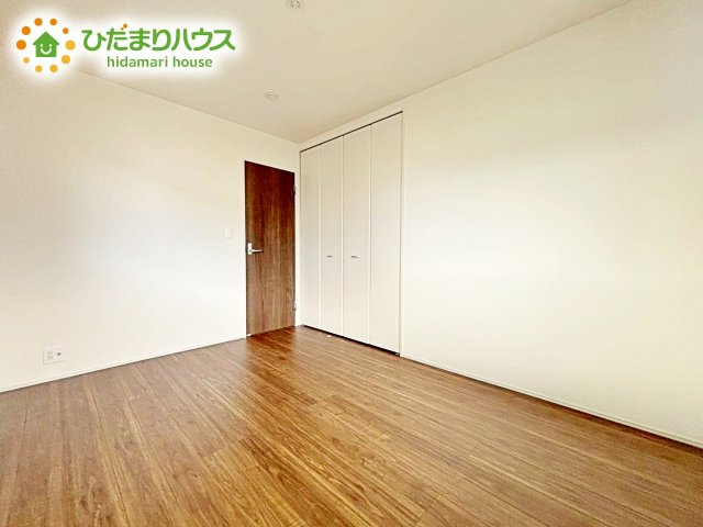 【洋室】 | ひたちなか高場10期　新築戸建 | 白い壁の洋室は、太陽の光だけでも十分明るく感じられますね
