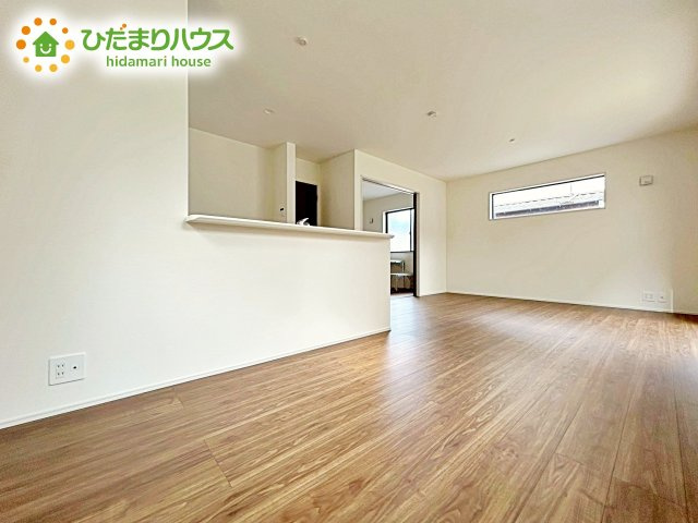 【居間・リビング】 | ひたちなか高場10期　新築戸建 | 縦長で奥行きのあるリビングは家具などの配置もしやすく使い勝手が良いです⭐︎