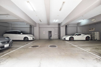 【駐車場】 | マンションの駐車場スペース。空きの有無や駐車料金、サイズ規定などについては、改めてお問い合わせください。～即日のご見学可能～　お問合せはお気軽にどうぞ。