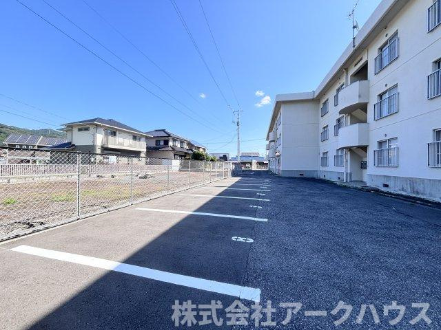 アースマンション花岡の駐車場