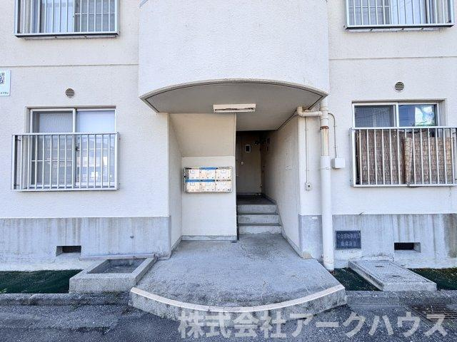 アースマンション花岡のエントランス