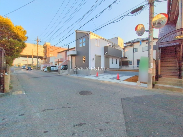 草加市八幡町 新築分譲住宅の前面道路含む現地写真