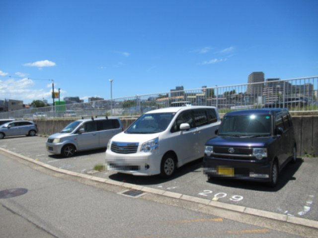 上高丸３Ｋの駐車場|駐車スペースもあります