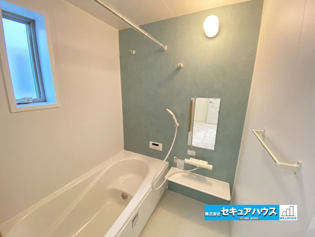 【今からご案内可能】知多市八幡字宗作 全6棟 の浴室|■バスルーム
快適な使い心地とゆとりある空間が1日の疲れを解きほぐすバスルーム。空間も浴槽もゆったりのびのび使えるゆとり設計。広く感じるゆとり設計で快適なリラックスタイムを過ごせます。