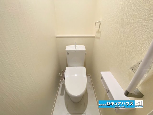 【今からご案内可能】知多市八幡字宗作 全6棟 のトイレ|■トイレ
お掃除しやすい素材と機能にこだわった、シャープなフォルムのトイレはいつまでもキレイが続きます。少ない水量で洗浄できる、環境にもお財布にもやさしいエコなトイレです。