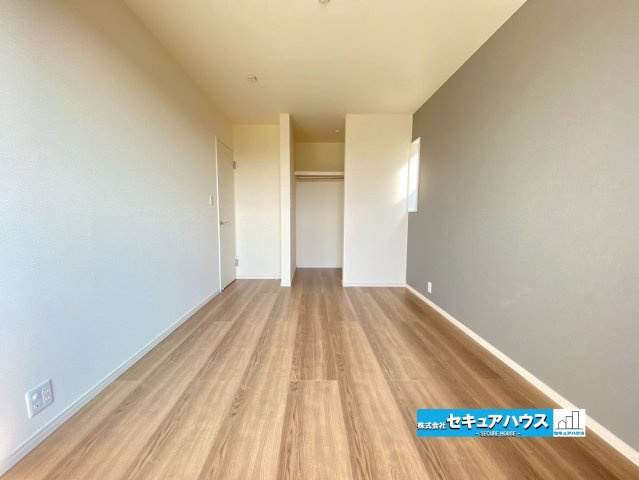 【今からご案内可能】知多市八幡字宗作 全6棟 の洋室|■約7帖の洋室
大きな窓からは快適な光を取り入れ、通気性能を上げる事で居心地の良い空間を演出します。多くの時間を過ごす住まいだからこそ、いつも快適な場所であるように考えられた居室です。