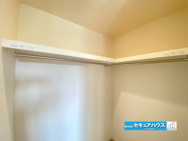 【今からご案内可能】知多市八幡字宗作 全6棟 の収納|■ウォークインクローゼット
お洋服はもちろん、棚部分にお荷物を沢山収納できます♪