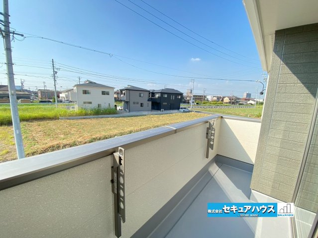 【今からご案内可能】知多市八幡字宗作 全6棟 のバルコニー|■バルコニー
目的に使えるバルコニーを完備！洗濯物や布団を干すことができます。南向きに設置されたバルコニーは、お部屋にも爽やかな風と暖かな陽差しが差し込み、毎日の暮らしを豊かに彩ります。