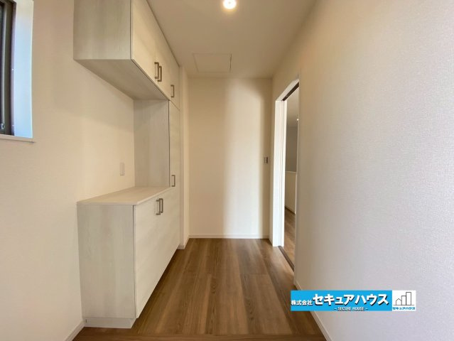 【今からご案内可能】知多市八幡字宗作 全6棟 の玄関|■玄関
お家に出会う人々を迎える玄関だからこそ、広々清潔感あふれる空間にしたいものです。採光・通風にも配慮された設計で毎日明るい空間をキープします♪