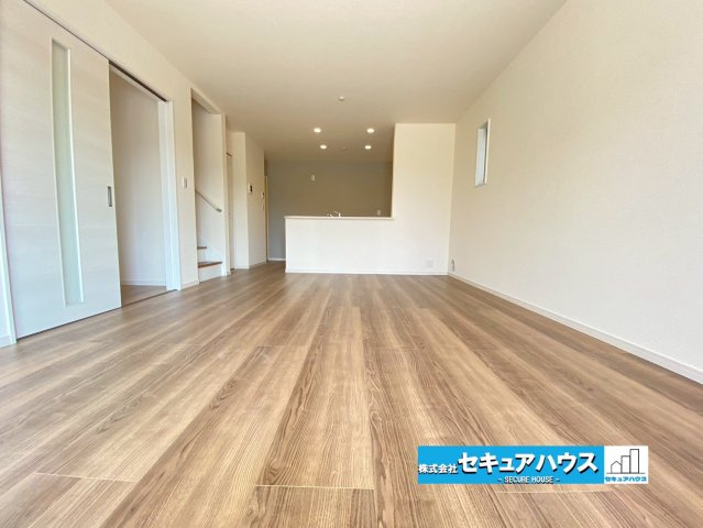 【今からご案内可能】知多市八幡字宗作 全6棟 の居間・リビング|■約18.25帖のLDK　
通学から帰宅し、リビングルームで会話を楽しむ子ども達。リビングから臨む景色は太陽色に染まり、解放感溢れゆったりとしたひと時を過ごすことが出来る素敵な空間です。