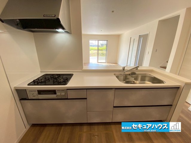 【今からご案内可能】知多市八幡字宗作 全6棟 のキッチン|■キッチンスペース
LDKが見える対面キッチンのため子供の様子を見ながら料理することができます。
