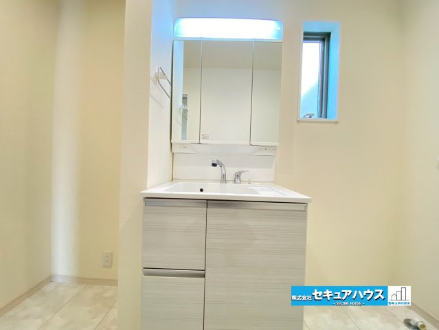 【今からご案内可能】知多市八幡字宗作 全6棟 の独立洗面台|■洗面台・洗面所
収納スペースもバッチリなこちらの洗面台。忙しい朝の時間にお役立ち！化粧品やヘアケア用品など細かな物も鏡の裏に見えない収納可能です♪