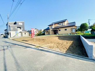 【外観】 | 広い道路に面した明るく開放感のある住宅地です両サイドは隣地通路につき角地のような解放感。陽当たりも良好な分譲地となります！