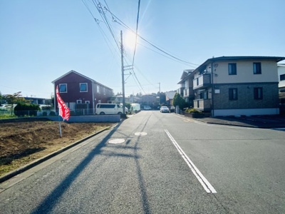 【前面道路含む現地写真】 | 湘南台駅 藤沢市遠藤／建築条件なし売地２区画の旧区画整理地内-52-23- | 前面道路は８m幅員で広々・開放感あり交通量も少ないので日々暮らしやすい住環境が魅力！建築条件はございませんが弊社でも建築相談・請負承ります♪