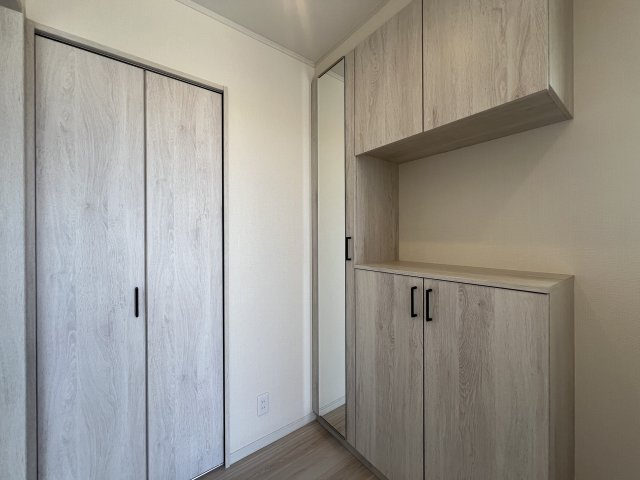 雨風防ぎやすい屋根付き地下車庫で、陽当りもOKな【南区六ツ川２丁目】新築戸建の玄関|収納もある玄関です