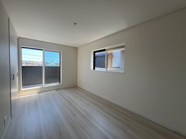 雨風防ぎやすい屋根付き地下車庫で、陽当りもOKな【南区六ツ川２丁目】新築戸建の洋室|コンパクトで使いやすい洋室です