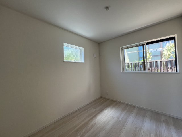 雨風防ぎやすい屋根付き地下車庫で、陽当りもOKな【南区六ツ川２丁目】新築戸建の洋室|落ち着いた色調の洋室です