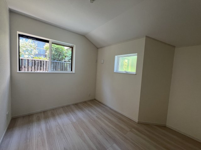 雨風防ぎやすい屋根付き地下車庫で、陽当りもOKな【南区六ツ川２丁目】新築戸建の洋室|ゆったりした洋室です