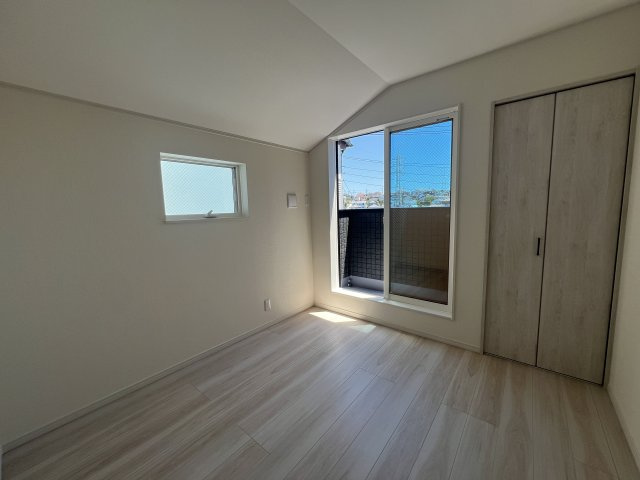 雨風防ぎやすい屋根付き地下車庫で、陽当りもOKな【南区六ツ川２丁目】新築戸建の洋室|使い勝手のいい洋室です