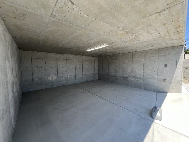 雨風防ぎやすい屋根付き地下車庫で、陽当りもOKな【南区六ツ川２丁目】新築戸建の駐車場|駐車場があります