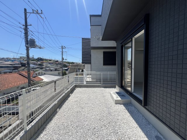 雨風防ぎやすい屋根付き地下車庫で、陽当りもOKな【南区六ツ川２丁目】新築戸建の庭|お庭で自由な時間を過ごせます