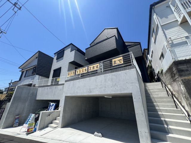 雨風防ぎやすい屋根付き地下車庫で、陽当りもOKな【南区六ツ川２丁目】新築戸建の外観