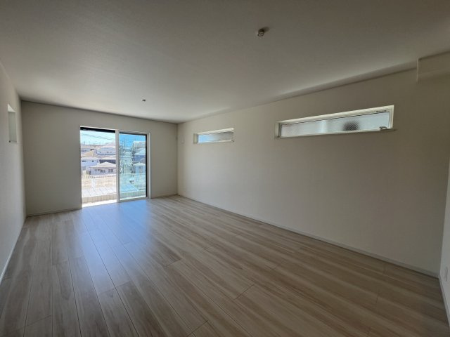 雨風防ぎやすい屋根付き地下車庫で、陽当りもOKな【南区六ツ川２丁目】新築戸建