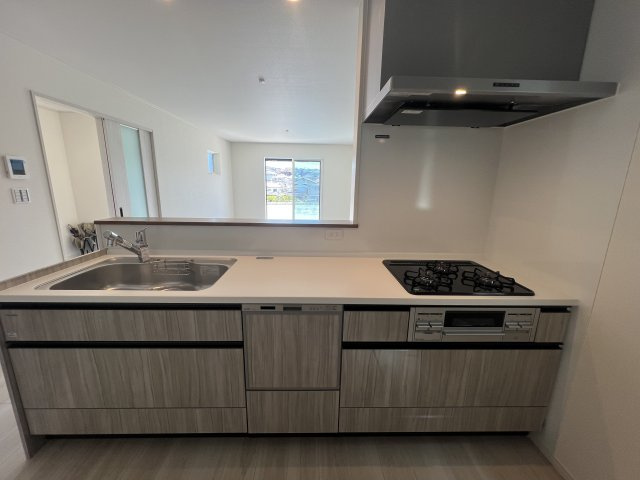 雨風防ぎやすい屋根付き地下車庫で、陽当りもOKな【南区六ツ川２丁目】新築戸建のキッチン|お料理しやすいキッチンです