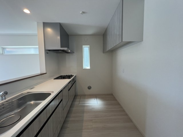 雨風防ぎやすい屋根付き地下車庫で、陽当りもOKな【南区六ツ川２丁目】新築戸建のキッチン|きれいなキッチンです